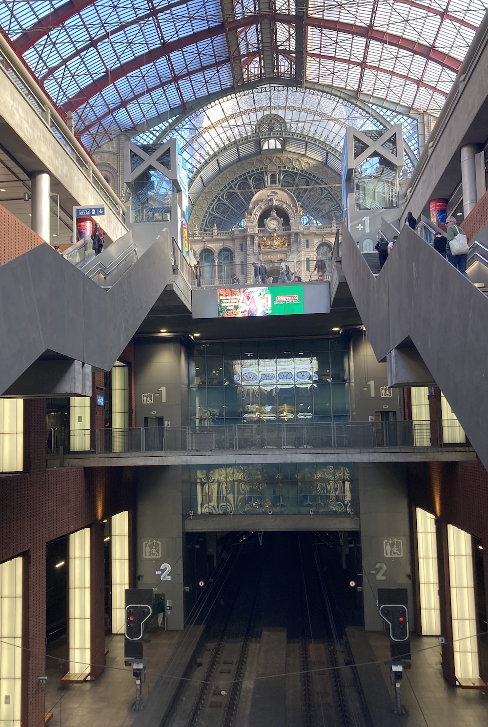 Except the impressive architecture, Antwerp Central has modern, open platforms in 4 levels